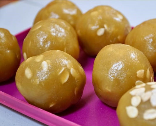 WHITE LOTUS BALL WITH  MACADAMIA NUTS - FROZEN